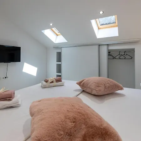 2 Bedroom Stunning In *