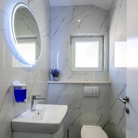 2 Bedroom Stunning In פלוצ'ה
