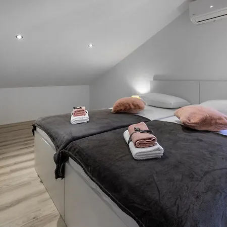 דירה 2 Bedroom Stunning In פלוצ'ה