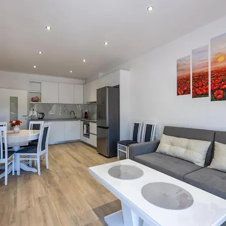 2 Bedroom Stunning In *